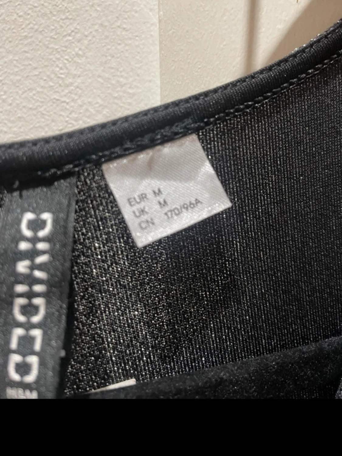 Glittrig silverklänning med v-ringning - 2