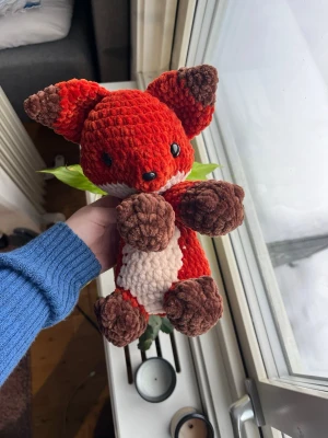 Virkad roströd räv  - Virkad roströd räv med beige och mörkbruna detaljer.🧡 !Dessa innehåller säkerhetsögon som inte rekommenderas för barn under 3 år! 