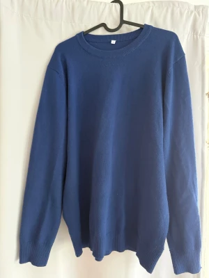 Mörkblå stickad tröja - Fin sweatshirt i merino ull. Dessa är ifrån nuvéclothing och begränsat antal. Har dessa i storlek M och L. 3 olika färger, grå, mörkblå, beige. Desto mer du köper desto billigare blir det, går att kombinera 2 tröjor och så får man 50% på den andra tröjan. Bara höra av sig vid frågor!