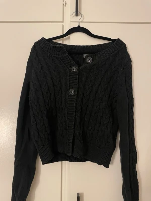 Svart kabelstickad kofta - Inga defekter, aldrig använd