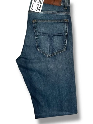 Nya Tiger of Sweden jeans - Tiger of Sweden jeans | Nya med tags. Helt nya jeans från Tiger of Sweden, aldrig använda och med originaltags kvar. Modell: Evolve | Storlek: 30/34 | Färg: Blå | Kontakta oss gärna vid fler frågor eller om du vill ha mer information! LumeFashion