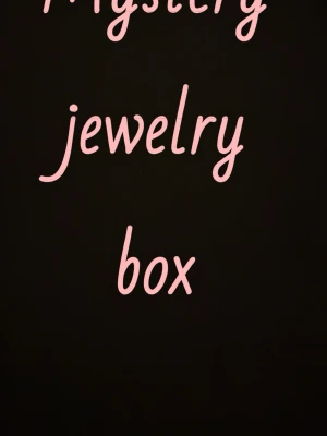 Mystery smyckesbox med mixade accessoarer - Mystery jewelry box fylld med olika smycken! Innehållet kan vara armband, ringar och andra accessoarer i blandade färger som guld, vitt och rosa. Perfekt för dig som gillar överraskningar och vill ha något unikt till din stil. 9 st smycken i!!!! Passar alla