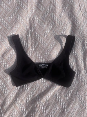 Svart topp från I.AM.GIA - Snygg svart topp från I.AM.GIA🖤
