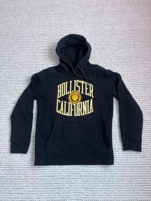 Hollister Hoodie - En snygg och stilren hoodie från Hollister. Mycket bra skick på tröja och tryck. Storlek S. Hör av dig vid frågor osv!