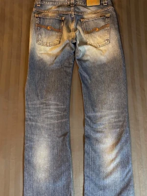 Nudie bootcut Ola  - Tja säljer ett par galna bootcut Ola med sjukt snygga fades riktigt Archive har lite disstress som 3-4 slitningar och andra najs detaljer 