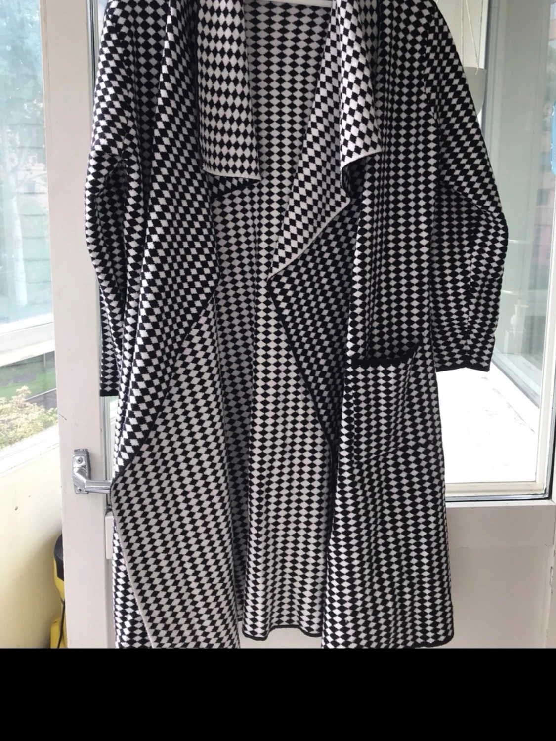 Svartvit rutig kappa med oversized passform