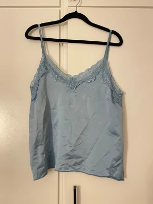 Ljusblå linnetopp med spets - Inga defekter 