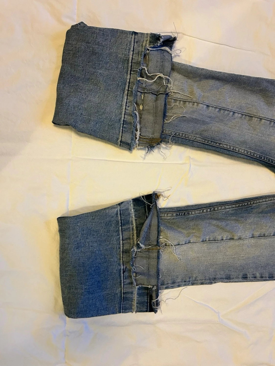 Blå bootcut jeans med råa fållar - 1