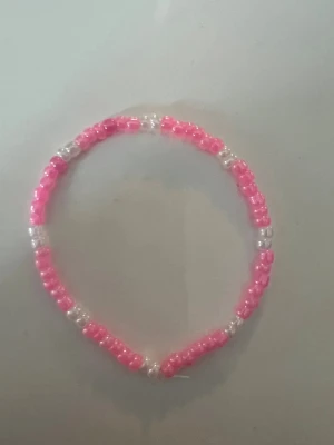 Rosa och vitt pärlarmband storlek S  -  armband med rosa och vita pärlor.