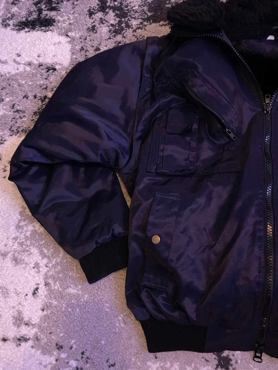 Mörkblå bomberjacka med fuskpäls - 1