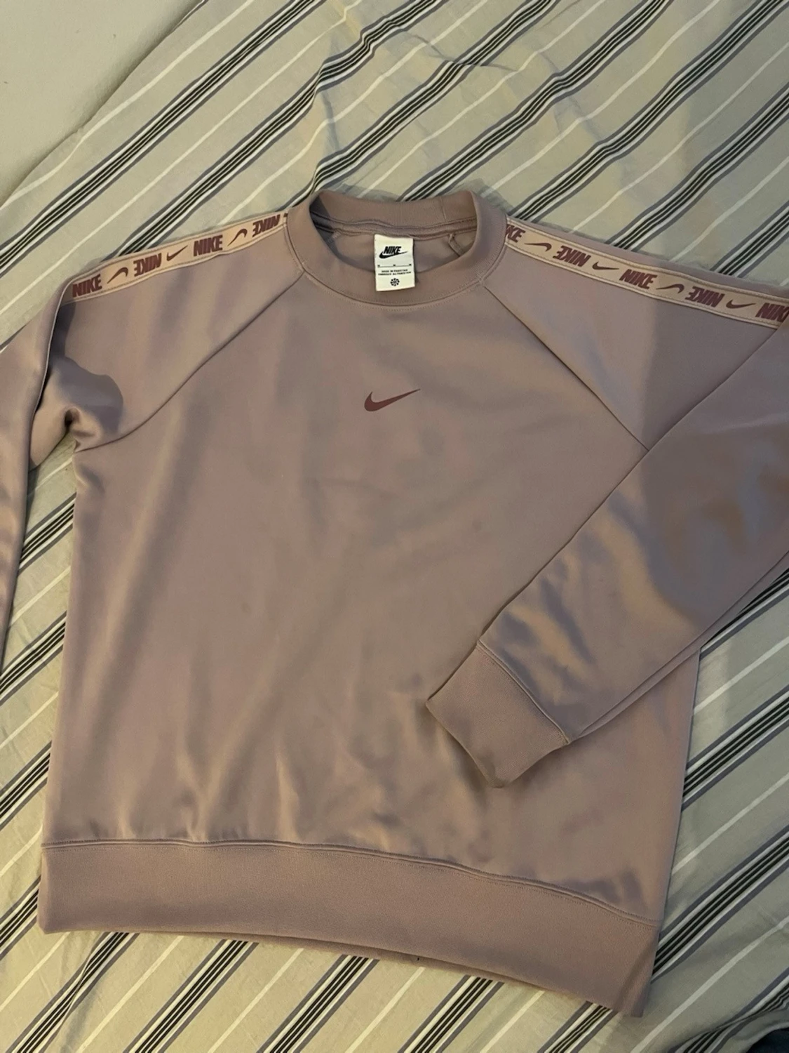 Ljuslila Nike sweatshirt med logga