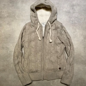 Stickad cardigan med fleece - Sjukt snygg och unik cardigan🙌 Storlek M på lappen men sitter som en S. Passar 170-180✅ Bra skick, och passar väldigt bra nu inför vintern som är på ingång har lite noppor men dem är bara att dra av. Vid frågor är det bara att höra av sig!⭐️👍