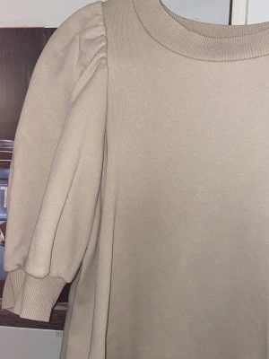 Beige volang tröja  - En skönare fin tröja från Lindex! Med volang ärmar som stärker tröjan, sitter på bra och är knappt använd. Inget fel på tröjan! Storlek M. Pris kan diskuteras💕 
