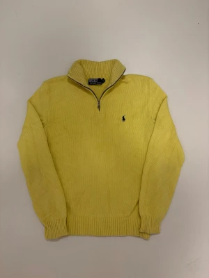 Stickad Ralph Lauren halv zip - Gul grov stickad Polo Ralph Lauren half zip tröja 100% bomull //  Mycket bra skick //  Storlek S //  Skriv vid minsta fråga eller fundering🤝
