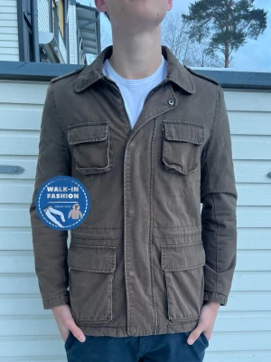 Fieldjacket med foder - Tja! Säljer nu denna sjukt snygga fieldjacket från pizaitalia. Skick 9/10 riktigt bra utan synliga defekter. Nypris ligger runt 1700kr men säljs nu för 699kr. Modellen är 181cm och väger 67kg men passar allt mellan 171-183cm.