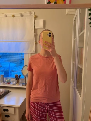 Rosa t-shirt från BikBok - En enkel och stilren rosa t-shirt från BikBok i mjuk bomull. T-shirten har rund halsringning och korta ärmar, perfekt för en avslappnad look. Passformen är normal och materialet känns skönt mot huden. Använd en del men fint skick!