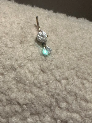 Navelpiercing  - En snygg navelpiercing från glitter med guld. Man får inte med ”ploppen” därav priset. .