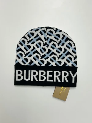 Burberry Mössa  - Helt ny aldrig använd. Storlek One size. Snabb frakt.