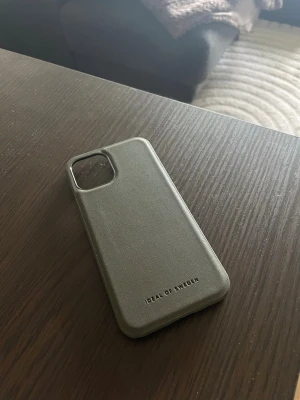 Helt nytt mobilskal till iPhone 12 - Helt nytt mörk grönt mobilskal till iPhone 12, materialet är fejk läder och det är köpt hos Ideal of Sweden.