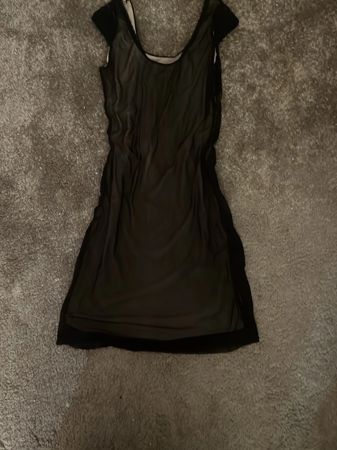 Svart spetsklänning med meshdetaljer - 1