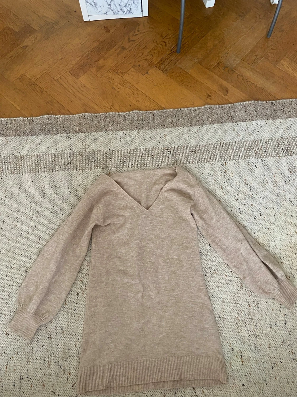 Beige stickad v-ringad tröja