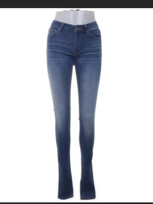 Blå skinny jeans från Crocker - Snygga blå jeans från Crocker, modell Pow Second Skin. De är högmidjade och har en skinny passform som sitter tight hela vägen ner. Materialet är 90% bomull, 7% polyester och 3% elastan vilket gör dem både mjuka och stretchiga. Klassisk femficksdesign och diskret tvätt.