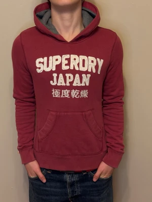 Superdry Hoodie-Storlek-S - Röd Superdry Hoodie i storleken-S-pris: 449kr.            Vid fler frågor är det bara att höra av sig! Först till kvarn!