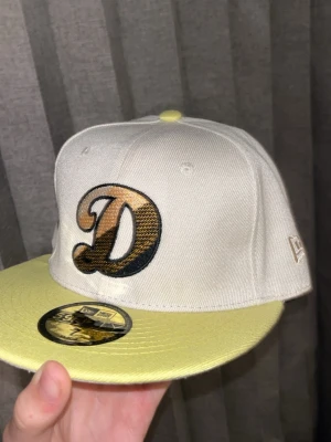 D keps Gul & Vit - Keps gul och vitt strl 55,8