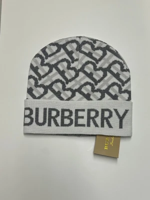 BB Mössa - Säljer en mössa helt ny. Storlek One Size. Snabb frakt 