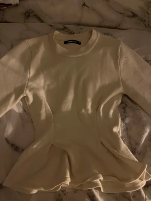 Gina tricot tröja  - Säljer denna fina tröja ifrån Gina tricot , i storlek Xs, aldrig använt. Jätte skönt material. Den har vida armar, sen är de lite ”tightare” i midjan❤️