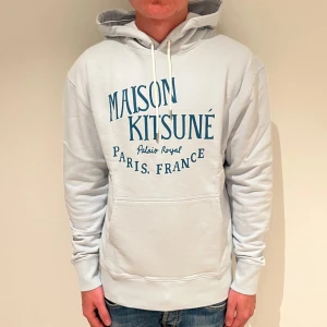 Maison kitsune hoodie  - Säljer denna sjukt feta maison kitsune hoodie! Inga tecken på användning. Orginal lapp finns kvar och sitter på🤗. Skriv vid några frågor😇