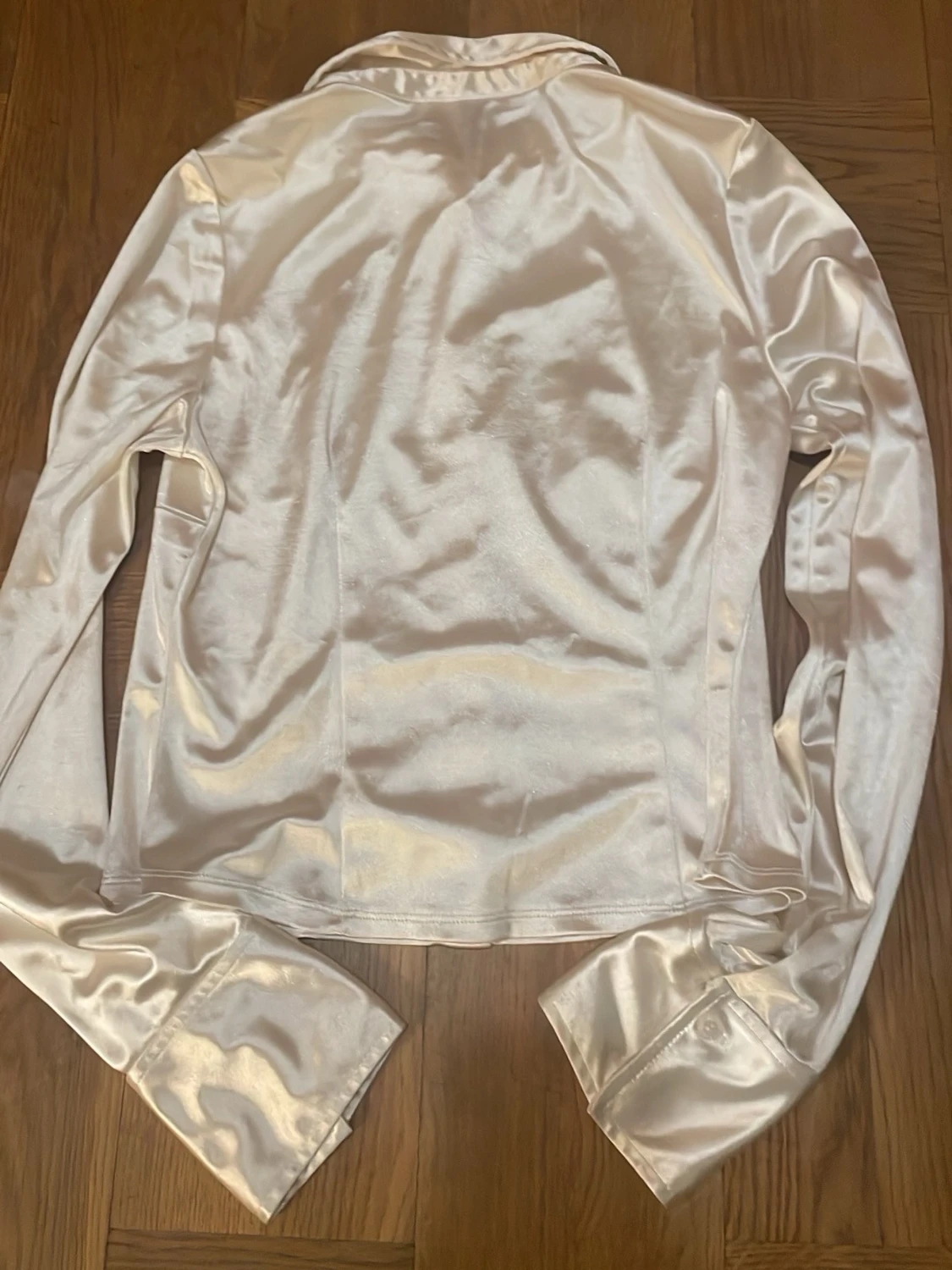 Champagnefärgad satinblus från H&M - 1