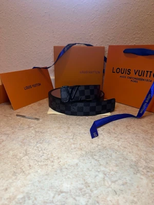 Louis V bälte  - Säljer ett helt nytt Louis V bälte. Allt på bilden ingår.