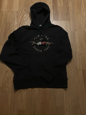Hoodie från Tommy Hilfiger - En fin hoodie från Tommy Hilfiger
