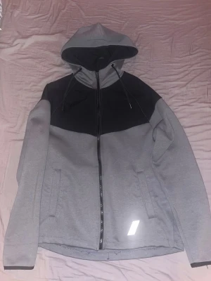ZARA ATHLETICZ hoodie. - ZARA ATHLETICZ hoodie. Användas inte den längre . Det är ganska stort för mig. 