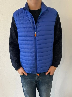 Dunväst - Tja. Säljer denna dunväst från save the duck. Extremt fint skick utan defekter. Nypris 1600 kr. Storlek XL men sitter mer som en M. Tveka inte på att ställa frågor! 🙌