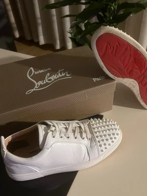 Christian Louboutin Skor - Säljer mina stilrena skor ifrån Christian Louboutin, dem är i riktigt fint skick, perfekta för alla högtider,Box och ogs medföljer, Storlek 43, hör av er vid minsta fundering!