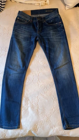 Dondup Mius jeans  - Ett par riktigt snygga Dondup Mius Jeans i mörkblå färg, slim fit och mycket bra skick 