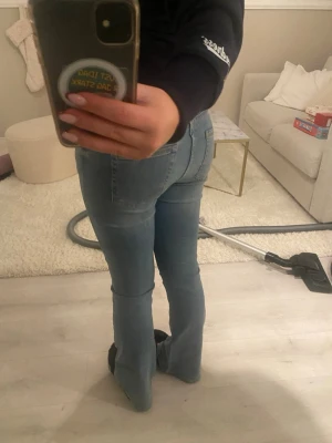 Bootcut jeans i ljusblå denim från ONLY - Säljer ett par bootcut jeans från ONLY i ljusblå denim. Jeansen är i storlek M och längd 30 men sitter som en Xs/S och 32 i längden. Priset kan diskuteras!