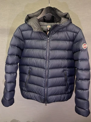 Colmar jacka - Hej! Säljer denna supersnygga vinterjackan från colmar! Size 16y/172cm som motsvarar xs-s! Modellen är 179! Passar 174-179 typ! Litet lagat hål men syns knappt! Nypris ca 4000kr! Hör av dig vid minsta fundering 🤩