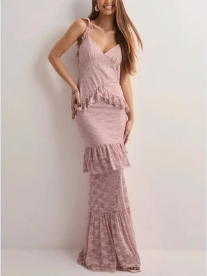 Ljusrosa långklänning med volanger - Säljer en ljusrosa långklänning med spets och volangdetaljer från Nelly. Hade världens otur att denna tyvärr inte passade… ord pris 899 💗💗 Ny med prislapp samt påse. Säljer samma i L.