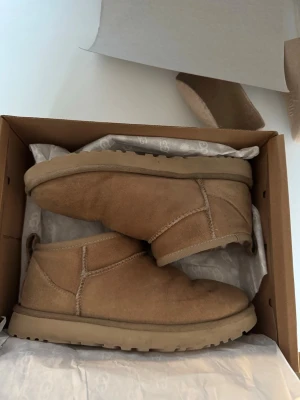 Beige Uggs  - Säljer mina uggs som jag köpte i New York i oktober då de inte kommer till så mycket användning som jag tänkte mig. Färgen sand i storlek 7 (38). De är impregnerade och väl omhändertagna
