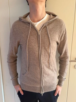 John Henric huvtröja i Kashmir säljes - Otroligt fin huvtröja säljes, använd ett fåtal ggr. Köpt på NK för något år sedan. 