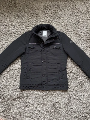 J Lindeberg field jacket - Säljer denna riktigt feta j Lindeberg field jacketen!⭐️Skick : mycket fint skick / halva tredje knappen har lossnat annars inga defekter!🙌Storlek M passar också S!⭐️NYPRIS = 4000kr! Hör gärna av er om ni har funderingar!👍