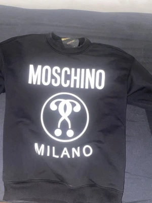Moschino hoodie - Använd en gång bara inget på baksidan size S men passar M