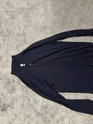 These Glory days full zip  - These Glory Days 100% merino ull full zip. Storlek S i 10/10 skick utan några defekter.  Nypris 1099kr, mitt pris 550kr.