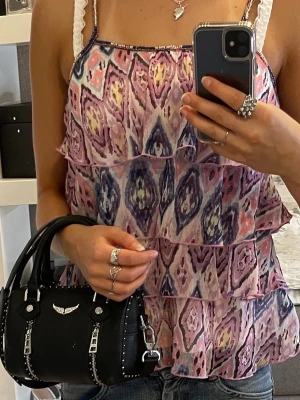 Volanglinne - Superfint volanglinne med pärldetaljer längs halsringningen och de tunna axelbanden. Passar XXS/XS. 