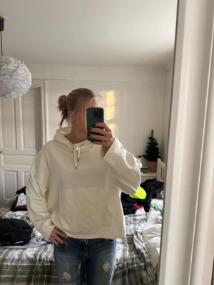 Vit croppad hoodie - Säljer denna hoodie för ett billigt pris eftersom den har fläckar på sig. Det syns inte så tydligt (andra bilden)  men priset kan därför sänkas ännu mer om önskas! 