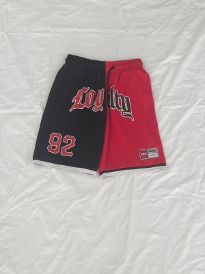 Basketshorts  - Svarta och röda basketshorts. Storlek XS.