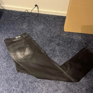 Dondup Jeans - Säljer ett par Dondup jeans med lite tvätt och slitningar på i storlek W38 då dom inte kommer till nån användning längre. Byxorna är i 10/10 skick och har inga skador eller så. Om du skulle vara intresserad eller har frågor så är det bara att höra av dig🤝